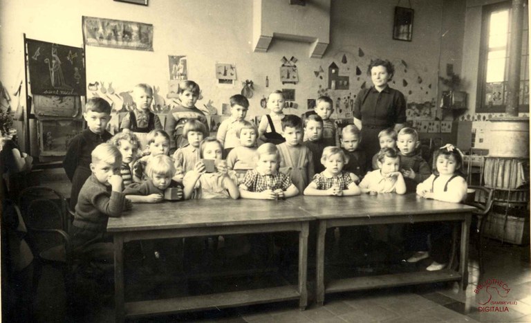 Velaine-sur-Sambre : école communale. Classe de Mme VANDERUSE