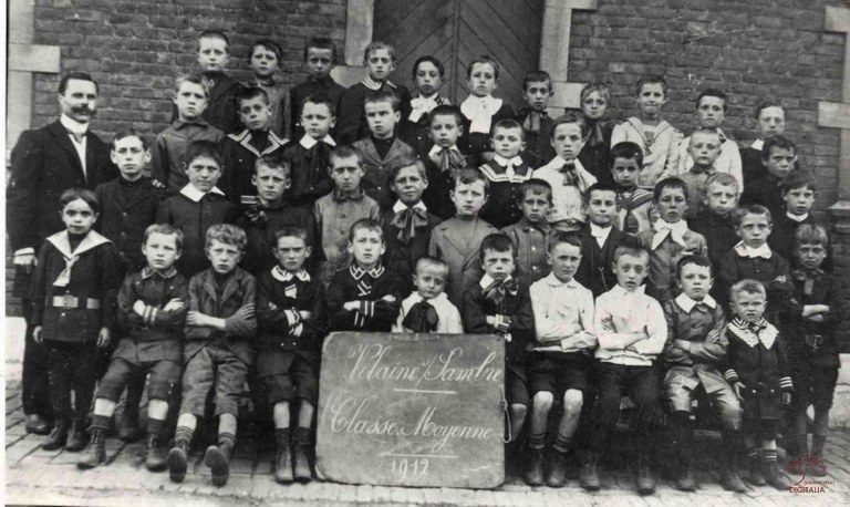 Velaine-sur-Sambre : école communale, classe moyenne