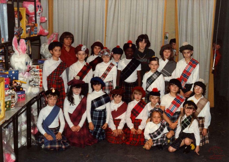 Velaine-sur-Sambre : école communale. La Saint Nicolas : "les écossais"
