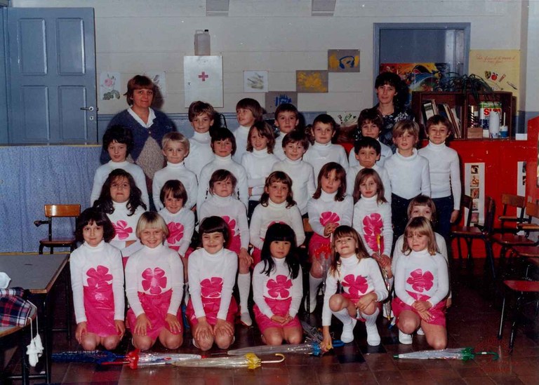Velaine-sur-Sambre : école communale. La Saint Nicolas : "Singing in the rain"