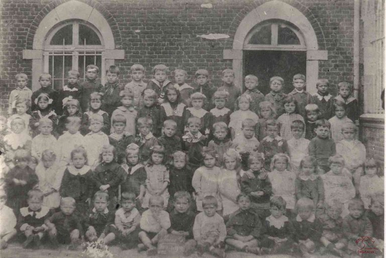 Velaine-sur-Sambre : école communale : photo de classe