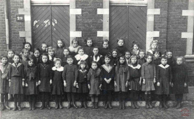 Velaine-sur-Sambre : école communale : photo de classe