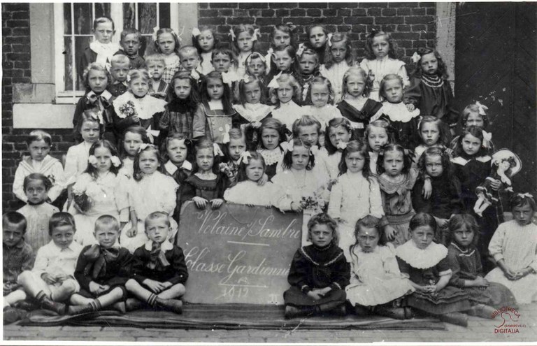 Velaine-sur-Sambre : école communale : photo de classe gardienne