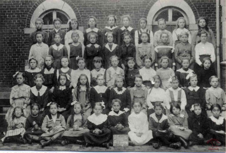 Velaine-sur-Sambre : école communale : photo de classe
