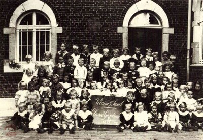 Velaine-sur-Sambre : photo de classe datant de 1912 classe de gardienne