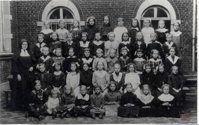 Velaine-sur-Sambre : photo de classe de l'école commuale