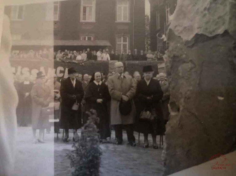 Tamines : procession vers le monument du Frère Maurice Victor