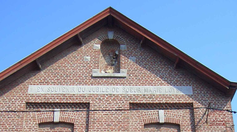 Tamines : école Sainte-Catherine. Détail de la façade