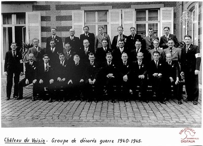 Auvelais : Groupe de décorés de la  guerre 1940-1945, rassemblés dans la cour du Château du Voisin