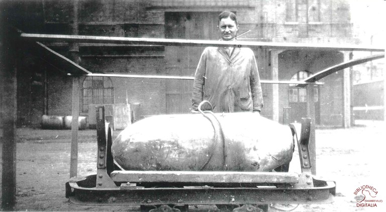 Bombe non explosée lancée par un avion anglais sur la Centrale électrique d'Auvelais, en 1944