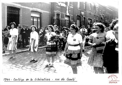 Cortège de la Libération à la Rue du Comté à Auvelais, en 1944