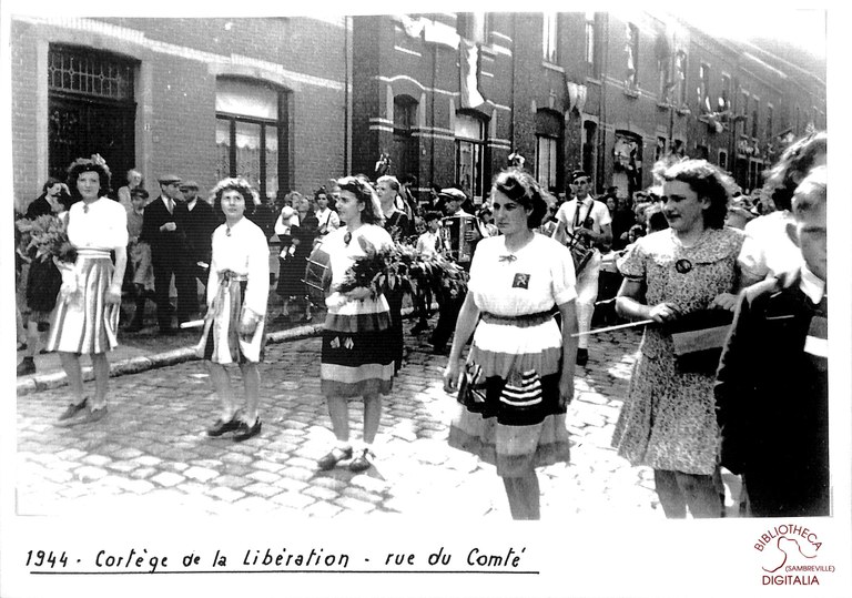 Cortège de la Libération à la Rue du Comté à Auvelais, en 1944