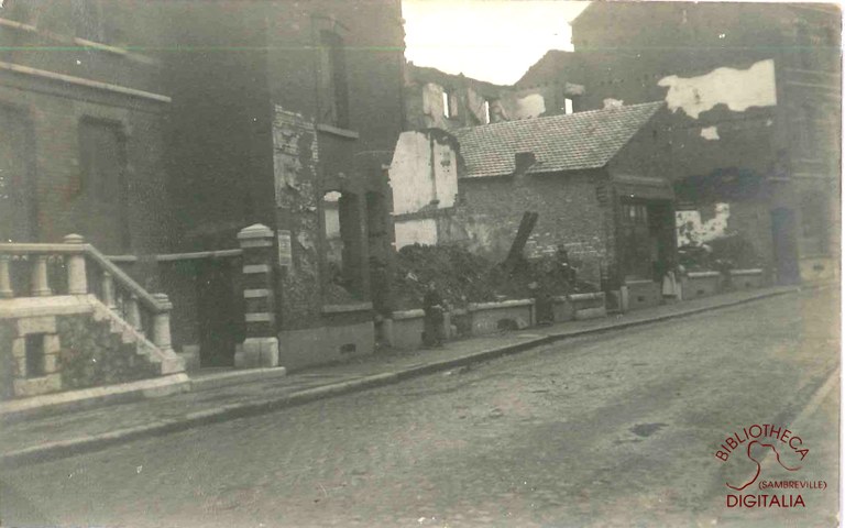 Tamines : Maisons en ruines dans la rue de la Station