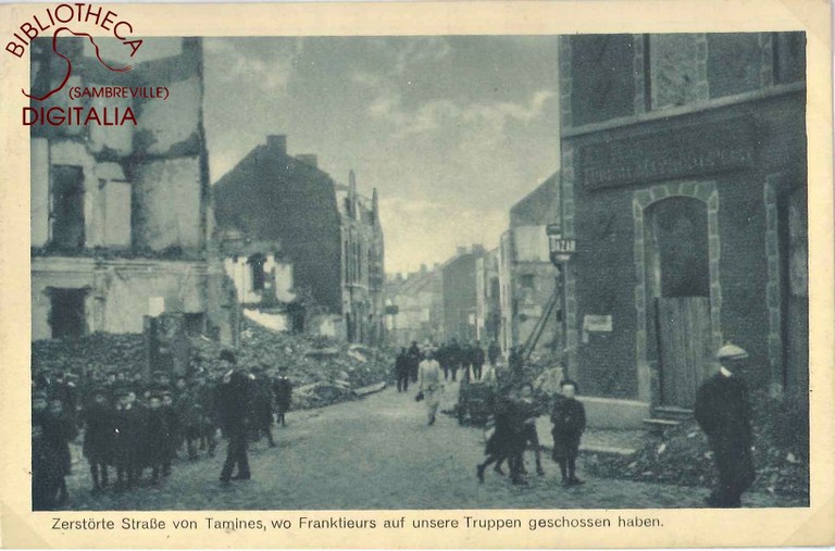 Civils dans la rue de la Station en ruines à Tamines.