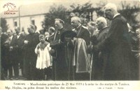 Carte postale Tamines. Manifestation patriotique du 25 mai 1919 à la mémoire des martyrs de Tamines. Mgr. HEYLEN en prière devant les tombes des victimes