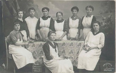 Femmes travaillant au restaurant économique