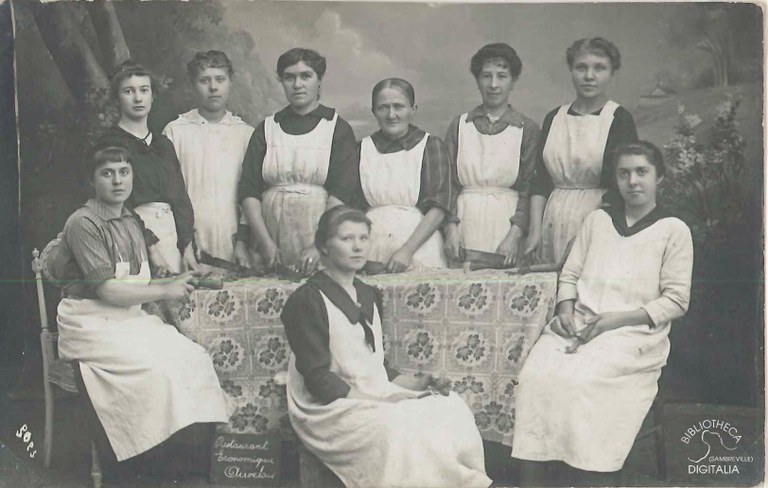 Femmes travaillant au restaurant économique