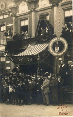 Le Roi ALBERT Ier sur le balcon de l'hôtel de Ville de Tamines, le 25 mai 1919