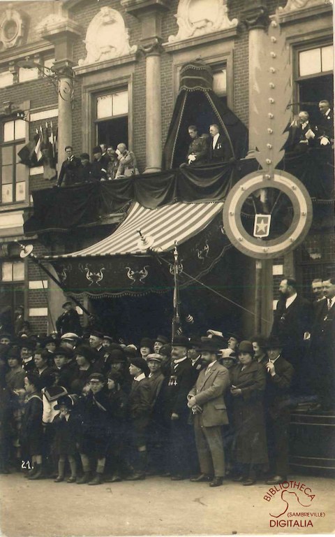 Le Roi ALBERT Ier sur le balcon de l'hôtel de Ville de Tamines, le 25 mai 1919