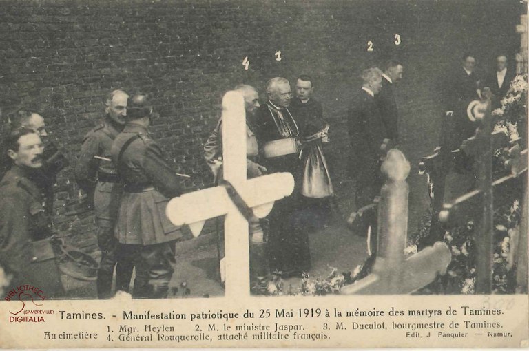 Manifestation patriotique du 25 mai 1919 à la mémoire des martyrs de Tamines. Les invités d'honneur devant les tombes des fusillés