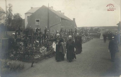 Mgr. HEYLEN bénissant les tombes des fusillés à Tamines, le 25 mai 1919