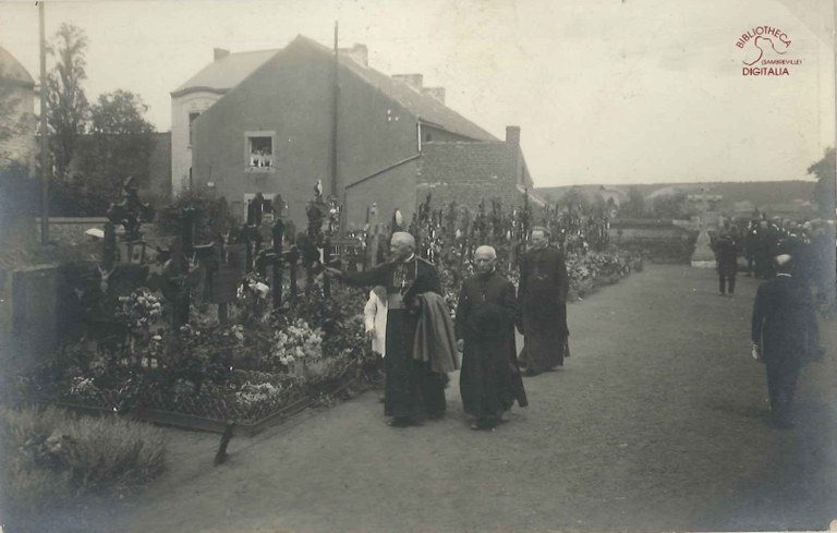 Mgr. HEYLEN bénissant les tombes des fusillés à Tamines, le 25 mai 1919