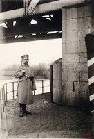 Militaire allemand au pied du pont de la Sambre à Tamines