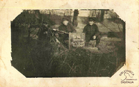 Photographie représentant 3 soldats avec l'indication "Les trois arsimontois/Vive la Bataille !/Ville la Belgique".