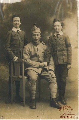 Portrait de Constant PINTE, soldat français de Lallaing, prisonnier enfermé aux écoles Saint-Joseph, Rue Radache, entouré par deux adolescents