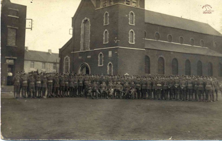 Tamines : rassemblement de militaires devant l'Eglise Saint Martin