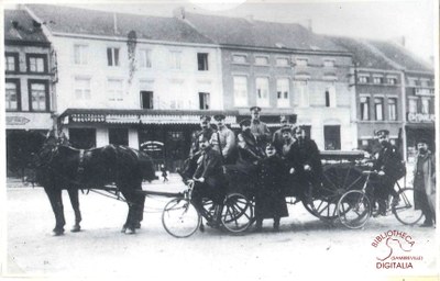 Patrouille allemande sur la Place communale à Auvelais, en 1915