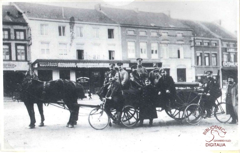 Patrouille allemande sur la Place communale à Auvelais, en 1915