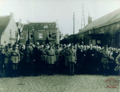 Personnalités présentes le jour de l'Inauguration du monument Lemercier, photographiée devant la gare d'Auvelais