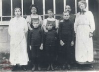 La famille GILLOT au Lazarett créé en 1917 par les autorités allemandes à l'infirmerie des Glaceries Saint-Roch pour soigner les patients atteints de la grippe espagnole