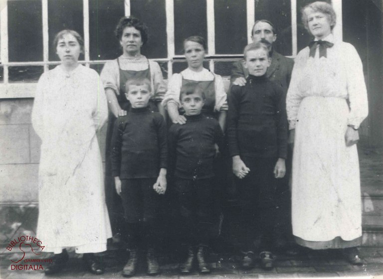 La famille GILLOT au Lazarett créé en 1917 par les autorités allemandes à l'infirmerie des Glaceries Saint-Roch pour soigner les patients atteints de la grippe espagnole