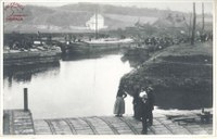 Pillage des bateaux sur la Sambre à l'ancien abattoir d'Auvelais, novembre 1918