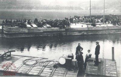 Pillage des bateaux sur la Sambre à l'ancien abattoir d'Auvelais