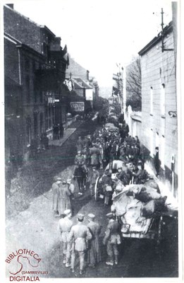 Troupes allemandes en retraite, rue de la Station à Auvelais, en novembre 1918