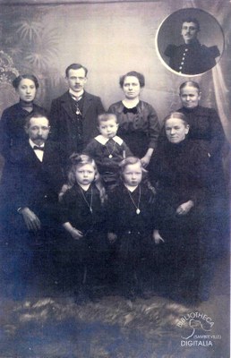 Famille endeuillée avec le portrait du défunt, en soldat, en surimpression dans un médaillon