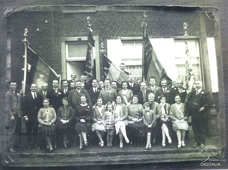Groupe de survivants de la guerre avec les drapeaux de L'Union nationale des invalides civils de la guerre et ayant droit, 26 mai 1919