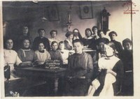 Jeunes filles travaillant pour les sinistrés, 1915