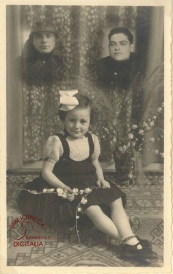Portrait d'Alice VANHERG avec deux médaillons en surimpression représentant un soldat défunt, Charles HENRIOL