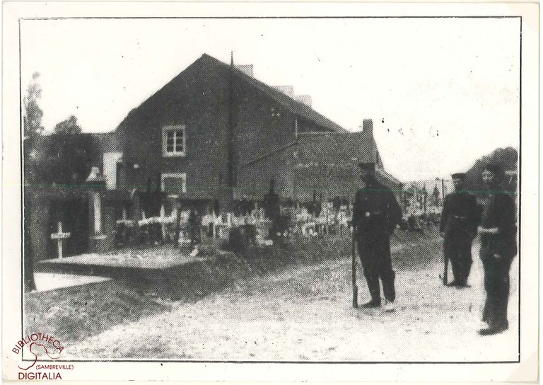Photographie représentant des soldats devant les tombes des fusillés à Tamines.