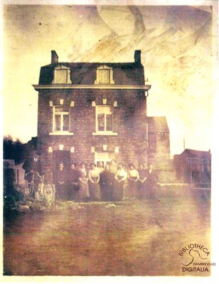 Groupe de personnes devant une maison