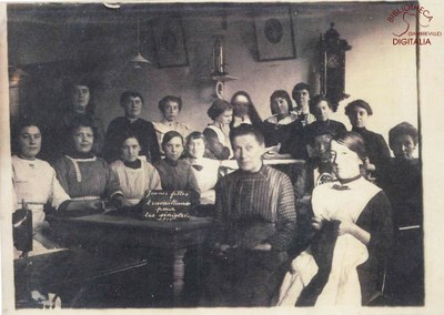 Jeunes filles travaillant pour les sinistrés, 1915