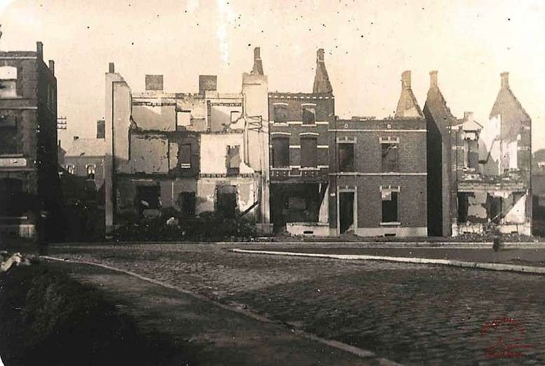 Tamines : Maisons en ruine coin de la Place Saint Martin