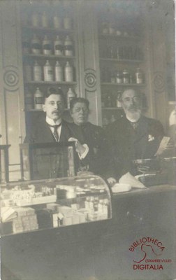 Photographie de trois employés de la Pharmacie à Tamines.