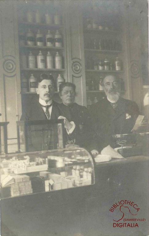 Photographie de trois employés de la Pharmacie à Tamines.