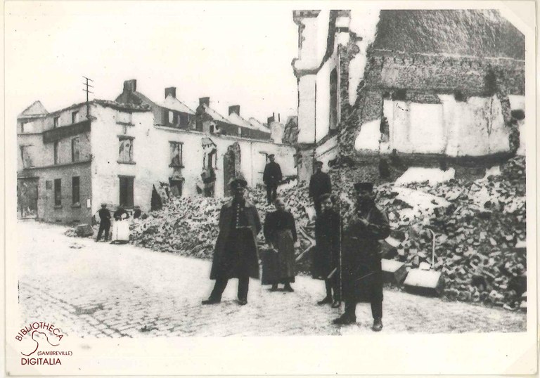 Photographie représentant des soldats allemands dans la rue de la station à Tamines