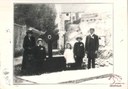 Photographie représentant les survivants de la famille JAUMAIN-MOMBEEK près d'une tombe